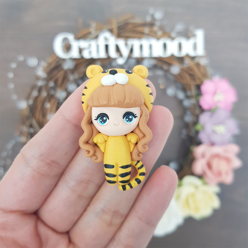MAX 2 EACH PERSON Tiger dressing up girl - Embellishment Clay Bow Centre