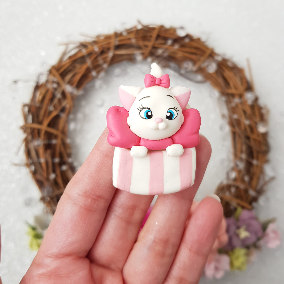 White cat pink bow - Handmade Flatback Clay Bow Centre
