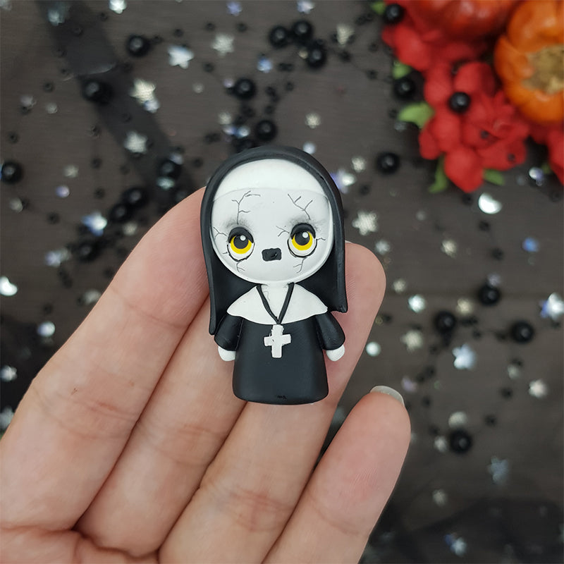 Halloween nun - Embellishment Clay Bow Centre