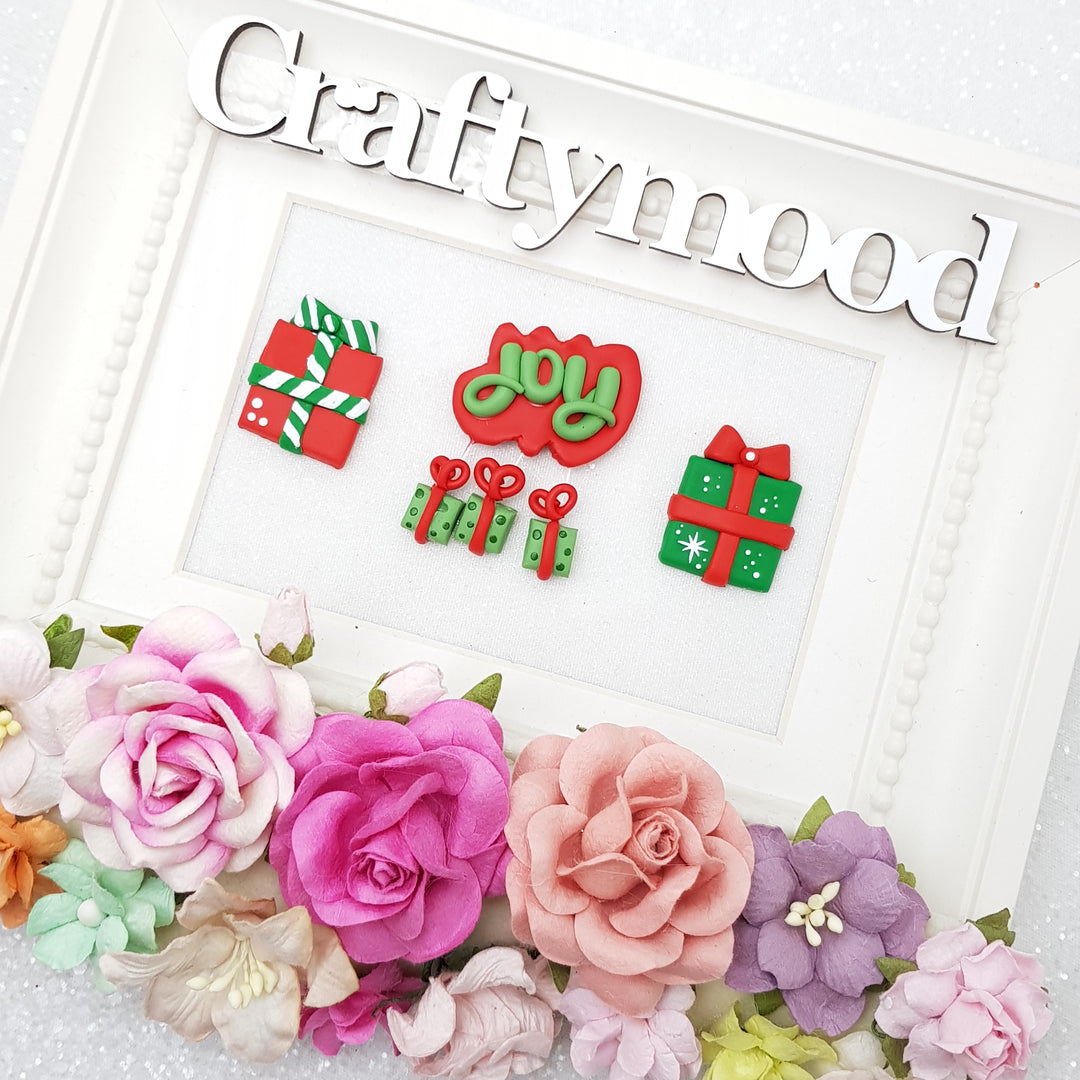 Christmas present in red green - Handmade Flatback Clay Bow Centre