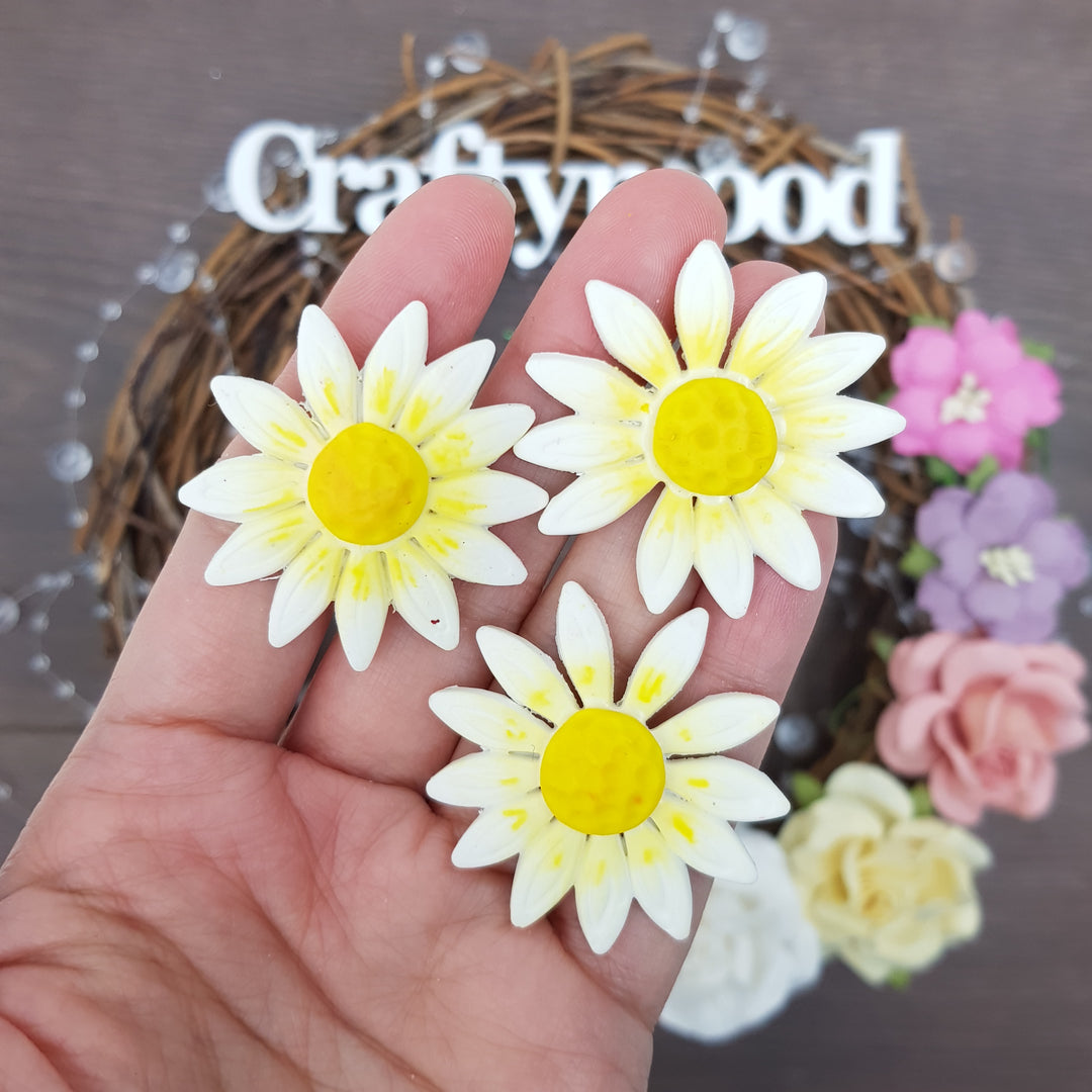 Daisy - Embellishment Clay Bow Centre