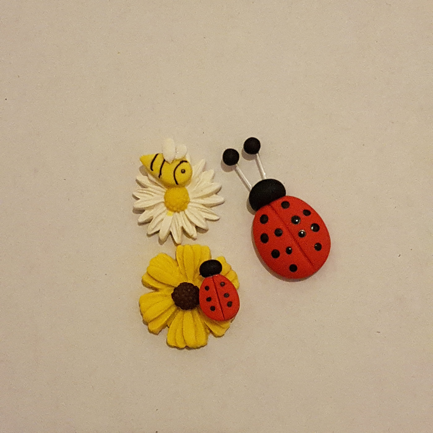 Ladybug and flowers - set of 3 - Embellishment Clay Bow Centre
