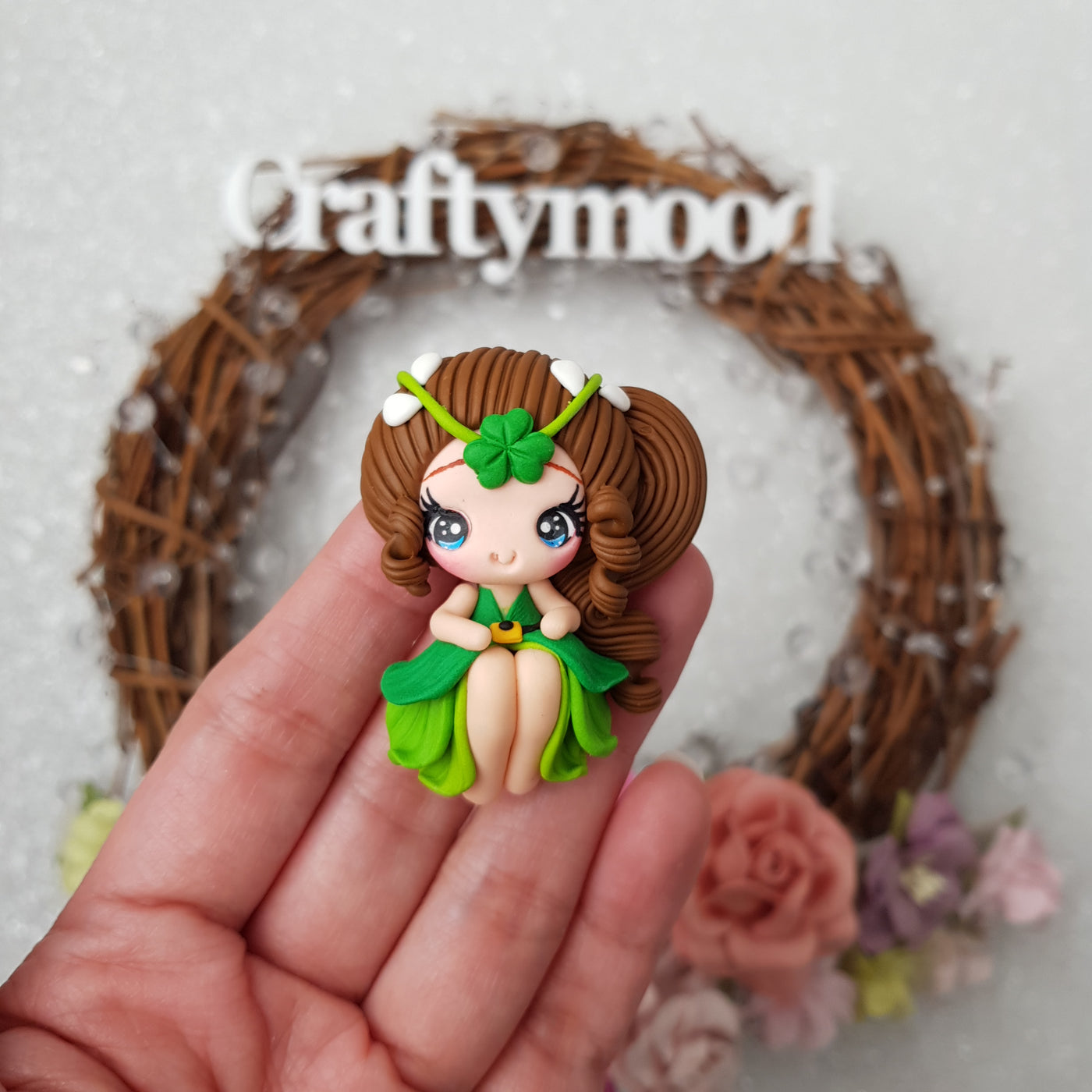 Green clover fairy - Handmade Flatback Clay Bow Centre