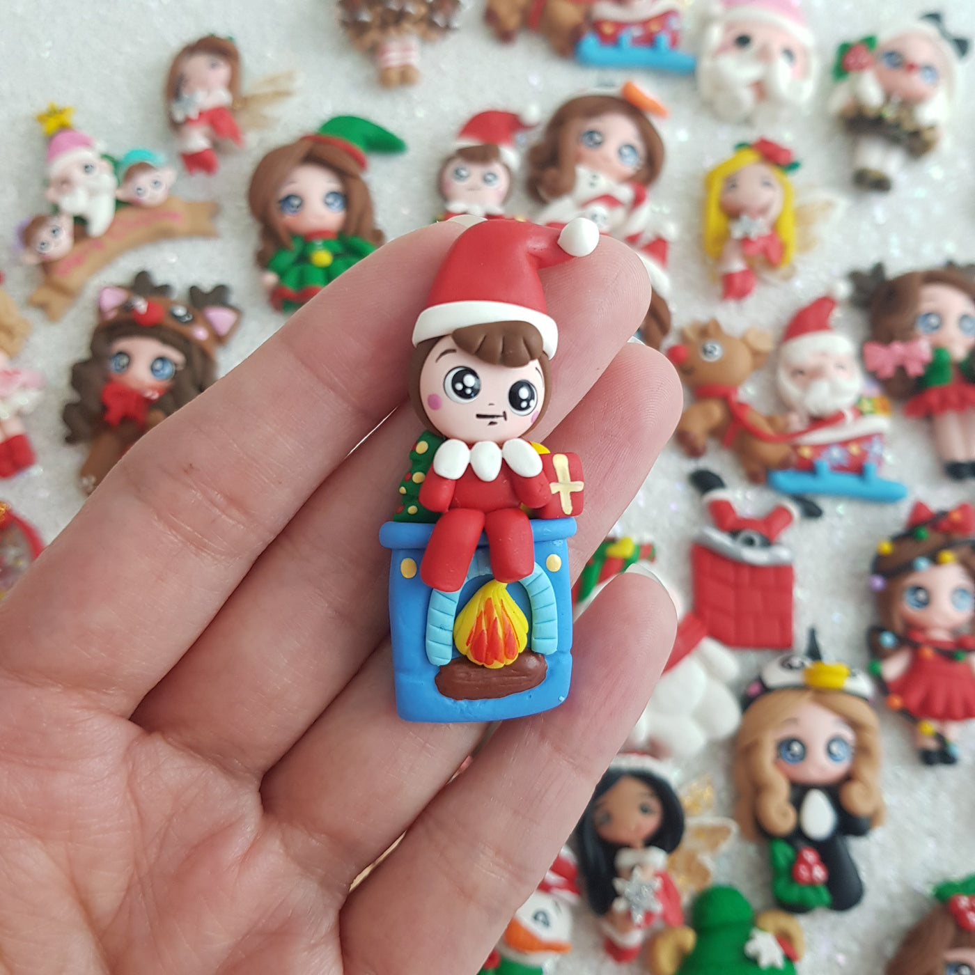 Elf on fireplace - Embellishment Clay Bow Centre