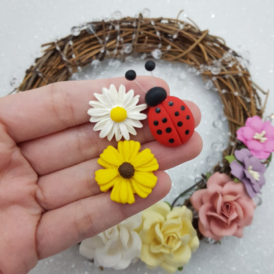 Ladybug and flowers - set of 3 - Embellishment Clay Bow Centre